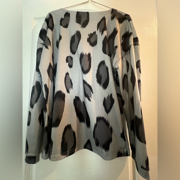 Animal print top.  V Neck. Black Gray. Size small. - Picture 2 of 2